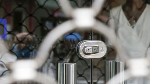 Un comercio cerrado, en una ciudad gallega, en foto de archivo