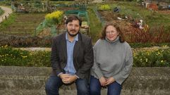 Jorge Guiti�n y Anna Mayer, junto a los huertos urbanos de la Alm�ciga. La pareja vive cerca de ellos, en la zona de San Caetano, yes una firme defensora de �no perder el contacto con el producto�. Cocinar lo que uno mismo cultiva es un placer que su trabajo no les permite en este momento, por los viajes y estancias largas fuera de casa.