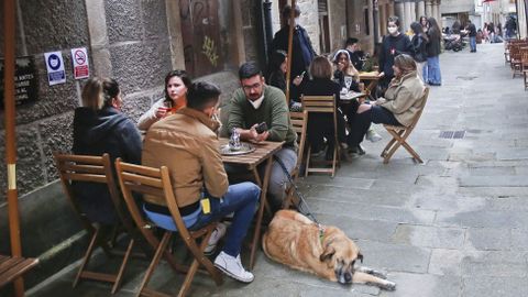 Terrazas llenas en la zona vieja de Pontevedra