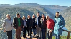 Foto de los participantes en uno de los miradores sobre el Sil en Sober