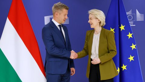 El primer ministro electo de Hungr�a, Peter Magyar, con la presidenta de la Comisi�n, Ursula von der Leyen, en Bruselas