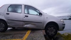 Imagen del veh�uclo que qued� colgado en el puerto de O Grove