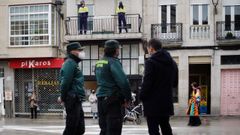 La Guardia Civil controlando que se cumplan las medidas de seguridad en Xinzo, donde unos vecinos no dudaron en disfrazarse de agente en su balc�n