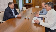 Julio Abalde en la reuni�n con Francisco Mart�nez y Juan Mart�nez