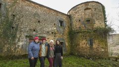 Monica, con el gorro rojo, junto a dos amigas que la acompaad y, a la derecha, Susana Adkinson, de la inmobiliaria Galician Country Homes frente al castillo