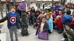 Escolares de Rianxo colocan varias placas de mujeres ilustres rianxeiras en Tarago�a