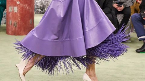 Una falda midi con flecos en el desfile de Bottega Veneta