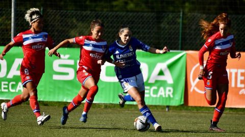 Isina trata de llevarse el esf�rico ante la presi�n de tres futbolistas del Espanyol
