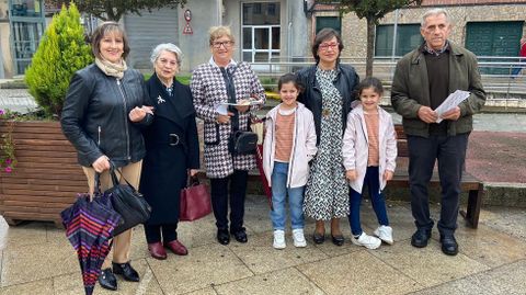 La alcaldesa, Elvira Lama, con los ganadores del concurso.