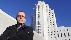 Juan Jos Yez, ante el nuevo edificio judicial de Vigo, donde trabaja como letrado de Justicia.