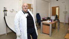 Isidoro Rivera, m�dico jubilado, que trabaja en el centro de salud Virxe Peregrina de Pontevedra