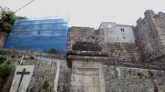 Viviendas incrustadas en la antigua fortaleza que rodea el Parador de Turismo de Monforte