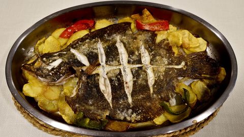 Los pescados al horno son la especialidad de Puntoecoma.