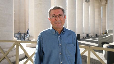 Juan Vicente Boo, en la columnata de Bernini, en la plaza de San Pedro del Vaticano.