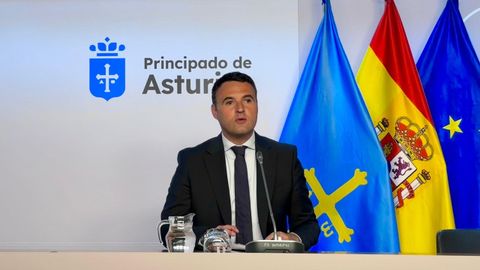El portavoz del Gobierno asturiano, Guillermo Pel�ez, en la rueda de prensa posterior al Consejo de Gobierno
