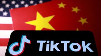 Fotomontaje con el logo de TikTok y las banderas de China y Estados Unidos