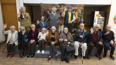 Algunos residentes, entre ellos, Adolfina, abajo a la izquierda; Fernando, arriba, sentado, y Lito, segundo por la derecha, abajo, posan en el centro sociocomunitario, donde hacen un �photocall� navide�o