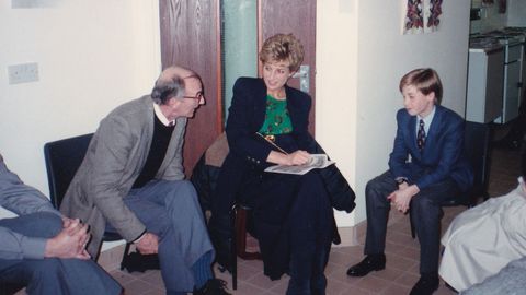 El prncipe Guillermo junto a su madre Diana en 1993