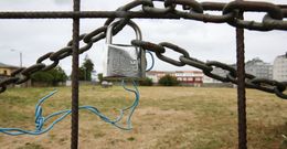 Los vecinos de San Xo�n siguen cuidando el campo de f�tbol a pesar de estar inutilizado. 