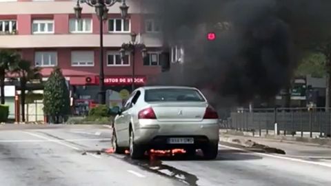 Un coche ardiendo, en el acceso a Oviedo desde la autopista �Y�