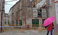 Las inmediaciones del edificio en ruina permanecen valladas para proteger a los viandantes.