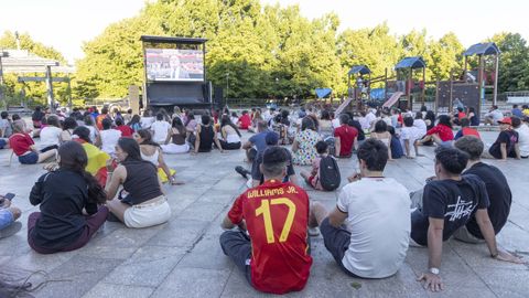 Pantalla gigante en la Praza da Constituci�n en Santiago.