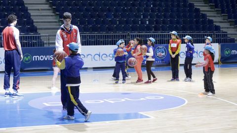 Los jugadores del Obradoiro, que no arrancar�n competici�n hasta el viernes, fueron de los m�s activos en la Fan Zone.