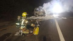 Un bombero del GES tras apagar las llamas en el vehculo