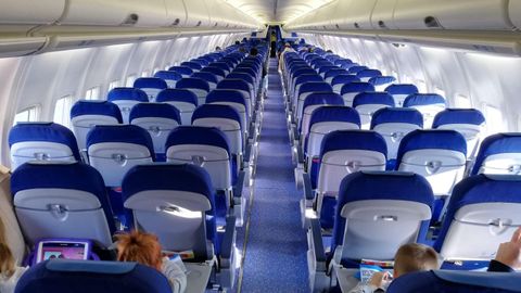 Interior de un avi�n comercial.
