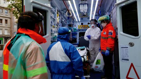 Personal sanitario de la ambulancia medicalizada del 061 durante un servicio en una calle de Pontevedra