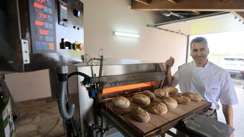 David Fernández, con el horno que ha patentado