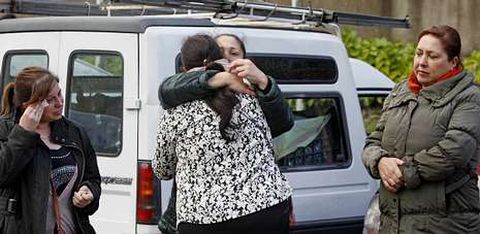 Varias familias gitanas afincadas en las viviendas del pol�gono de Torneiros se despiden antes de partir de Galicia. 