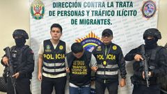 Fotografa del detenido, Cristian Hernn Yong Granadino,  en el centro y custodiado por integrantes de la Polica Nacional de Per 