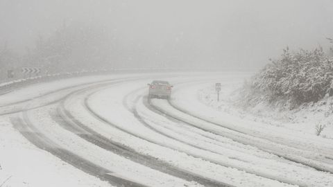 La N-525, totalmente nevada a su paso por O Ri�s.
