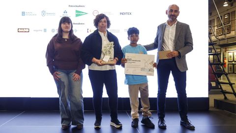 Rub�n Santamarta Vicente, director de La Voz de Galicia, entregou o premio a Melania Coedo P�rez, coordinadora, e aos alumnos Renzo Gabriel Tapia Camarena e Dafne Gonz�lez Uz. Para este centro, tam�n ga�ador na provincia de Lugo, vai un vale agasallo de El Corte Ingl�s por importe de 300 euros. 