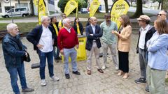 La conselleira de Medio Ambiente, �nxeles V�zquez, se dirige a los t�cnicos del programa y a representantes vecinales de Pontepedri�a y O Casti�eiri�o en la presentaci�n del programa. El concejal de esa misma �rea, Xes�s Dom�nguez, est� a su izquierda.