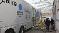 Uno de los tres veh�culos que rotan por las comarcas gallegas realizando pruebas de resonancia magn�tica, junto al hospital de Ver�n