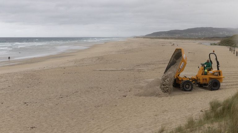 Nuevos equipamientos. Las playas de Carballo ?en la foto, Razo, ayer? estrenar�n equipamientos. El Concello invirti� 111.383 euros en la renovaci�n de las pasarelas de madera de los principales accesos a Razo y Pedra do Sal. El proyecto incluy�, adem�s, la renovaci�n de casi cien metros de barandillas y un nuevo mirador en el caso de Razo. En los dos arenales habr�, adem�s, nuevas pasarelas accesibles enrollables, tambi�n de madera, que se complementar�n con zonas de sombra accesibles.