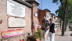 Camino y Jalloul llegan con un ramo de flores a la tumba de las Trece rosas en el cementerio de La Almudena