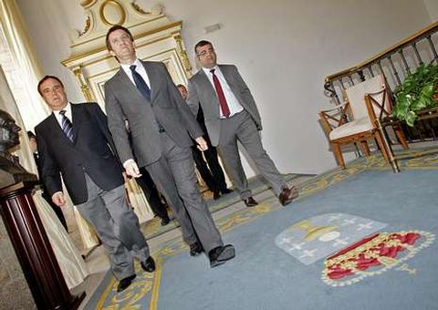 D�a hist�rico en Raxoi. El 14 de marzo del 2012, Feijoo respald� el inicio del proceso de fusi�n de Oza y Cesuras.