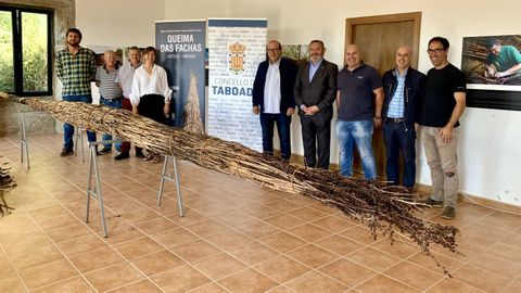 En la presentación de la fiesta se exhibió una facha, una de las grandes antorchas que se quemarán el sábado por la noche en lo alto del castro de la parroquia de Castelo