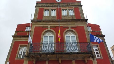 Banderas a media asta en el Concello de Bueu