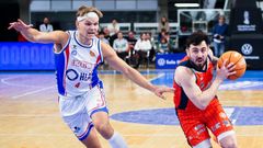 D�dac Cuevas penetra a canasta ante la atenta mirada de Sebastian Aris, del Alicante.