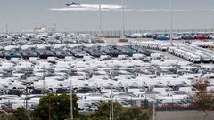 Coches de Stellantis en la terminal de Bouzas del puerto de Vigo.