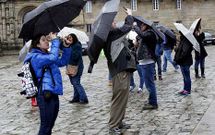 El repunte a�reo favorece la llegada de turistas como los que ayer paseaban por el Obradoiro. 