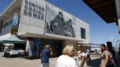 El mural de la artista Mariana Duarte Santos que exhibe la fachada lateral del Centro Social do Mar, en Bueu