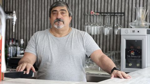 Norberto Salgado, tras la barra de su reestrenado negocio.