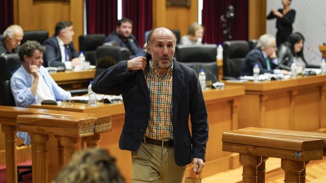 El gobierno rechaz� una enmienda del BNG que pretend�a regular las dietas de 350 euros por asistencia a los plenos para que J�come no pueda cobrar cuando se va de las sesiones antes de que estas terminen. Lo hace sistem�ticamente y ayer no fue una excepci�n. El pleno comenz� a las 10.00, �l se fue a las 11.50 y el debate continu� hasta cerca de las 14.00 horas.
