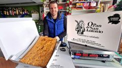 Miguel Ferreira, con una de las empanadas que elaboran en O Pan de San Antonio, en Ponte Caldelas