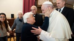  El Papa Francisco saluda a una mujer durante su visita al centro para personas con alzh�imer  Villaggio Emanuele el pasdo viernes